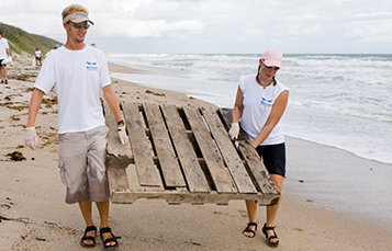 SeaWorld volunteers cleaning up trash on beach